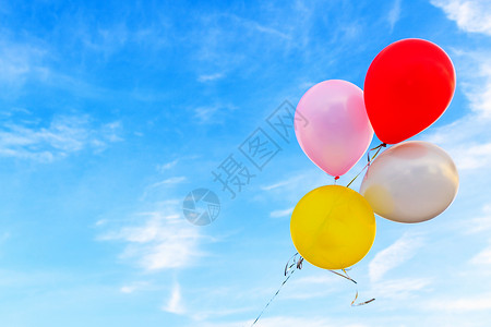 红色和黄色气球节日充满活力蓝色天空背景上的多彩气球绿色插画
