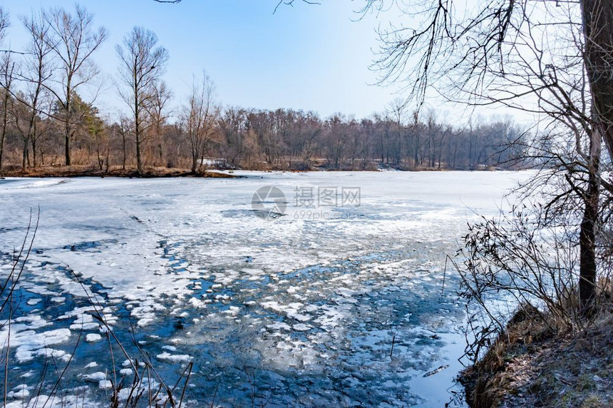 公园在基辅寒冷的冬天冻结湖乌克兰图片