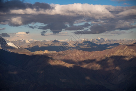 自然印度莱拉达赫云层上的喜马拉雅山脉最佳白色的图片