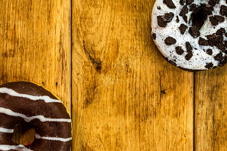 食物甜冰糖品配有胶水喷发甜圈和巧克力霜冻的面色及复制空间甜的桌子图片