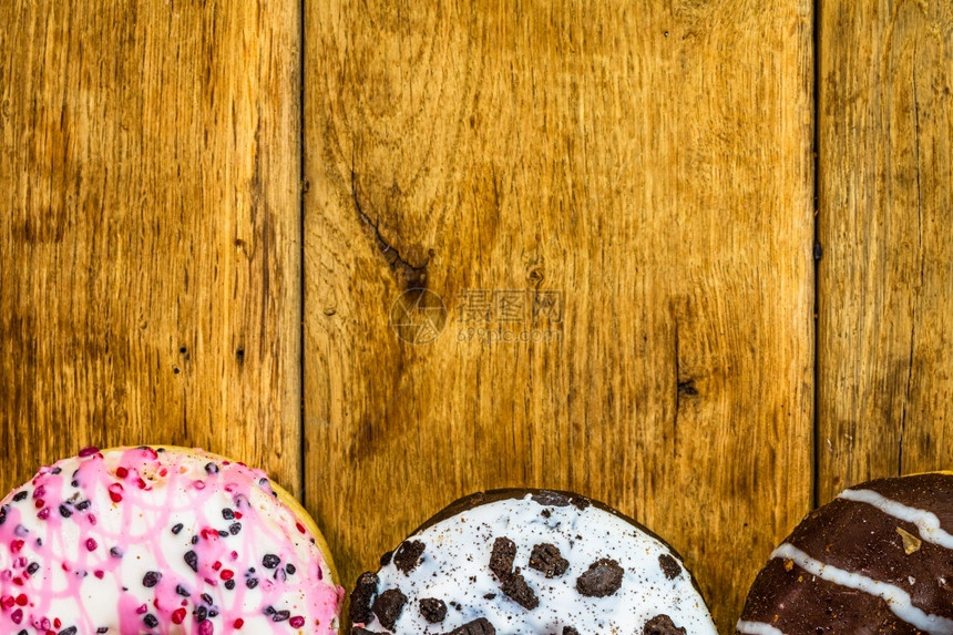 甜的粉色冰糖食品配有胶水喷发甜圈和巧克力霜冻的面色及复制空间最佳图片