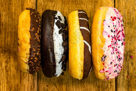 对待刨冰甜糖食品配有胶水喷发甜圈和巧克力霜冻的面色及复制空间美食图片