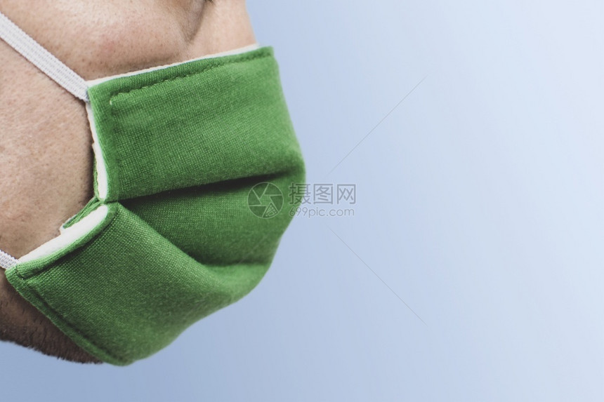 保护时尚穿着绿色面罩右侧复制空间CoronaCOVID19和下午25点防尘概念的男子医生图片