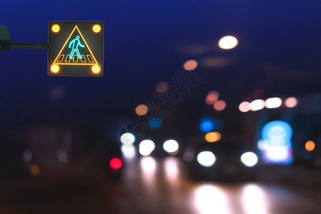 驾驶深夜城市街道背景模糊的灯光行人过路标志无照明电动交通车运图片