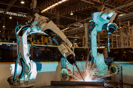 工人业焊接机器正在生产线上流动单位千兆赫未来派车图片