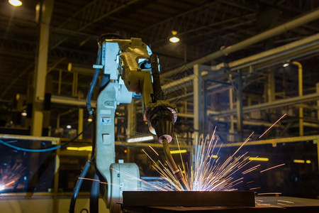 工程服务行业机器人在汽车厂焊接金属图片