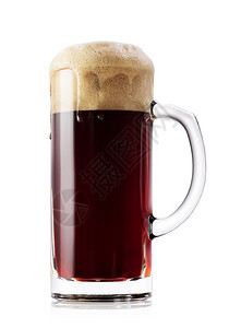 马克杯现象黑色新鲜啤酒的焦头烂额在白色背景上被孤立黑色新鲜啤酒的焦头烂额派对背景