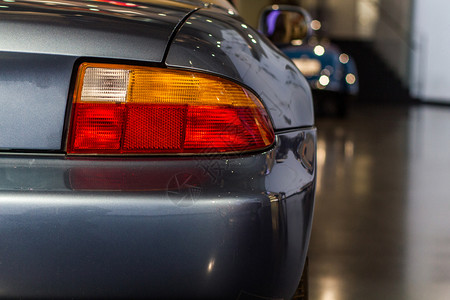 尾灯光条品牌古典汽车的后光位于博物馆里看起来像全新的车红色年轻计时器背景