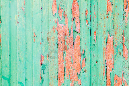 画覆盖绿色生锈金属门涂有剥皮油漆墙图片