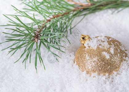 被雪覆盖的圣诞装饰球图片