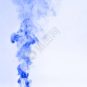 透明工作室香白色背景的美丽蓝烟雾背景图片