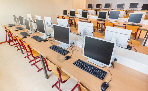 训练高中计算机班台式桌和椅子排数的电脑课工作班级背景图片