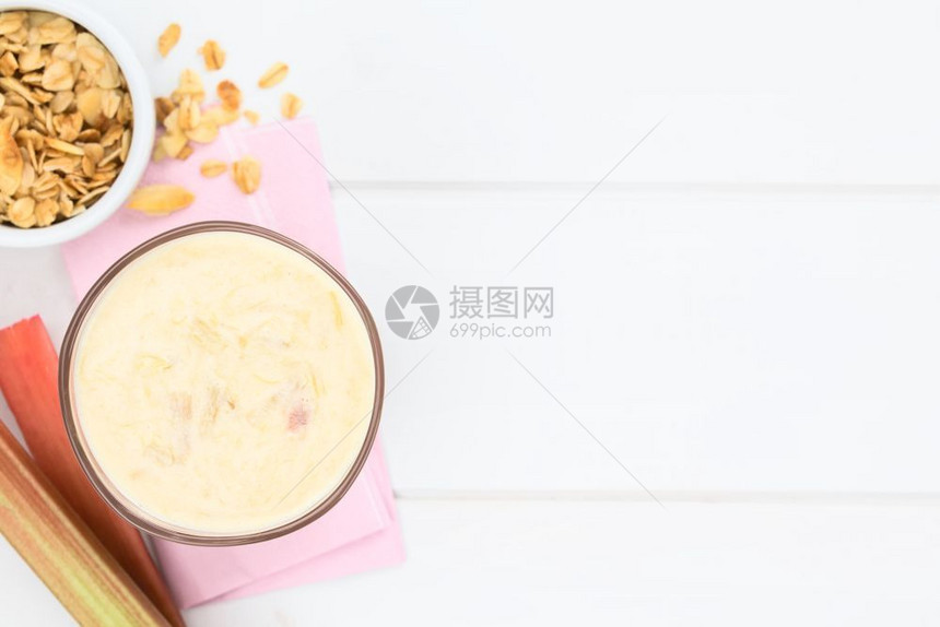 甜的茶点早餐在玻璃中用自制燕麦和杏仁颗粒来刷新鲁巴布和酸奶冰淇淋有选择焦点关注饮料Rhubarb和Yogurt滑水图片
