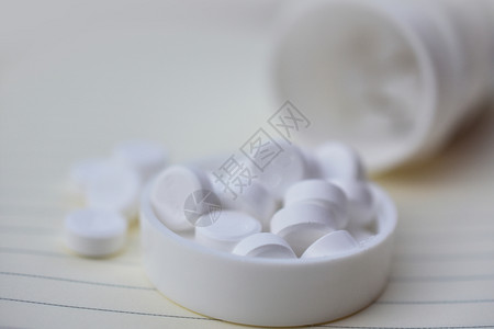 桌上的白色药物图片