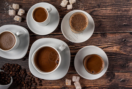传统希腊土耳其咖啡杯和木本土族喜悦的画背景概念目的茶点泡沫图片