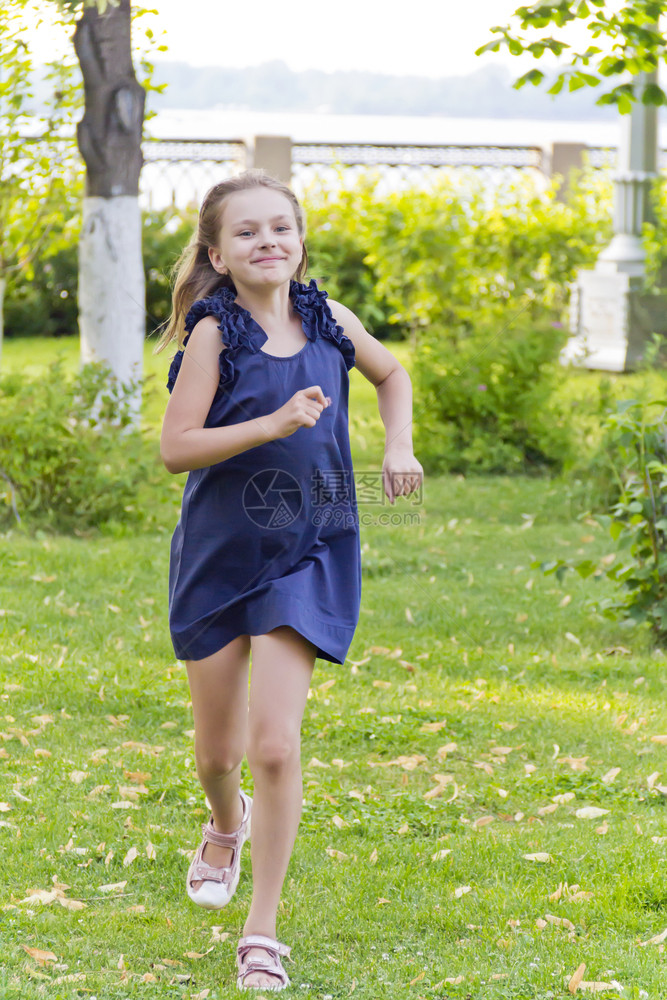 公园里奔跑的小女孩图片