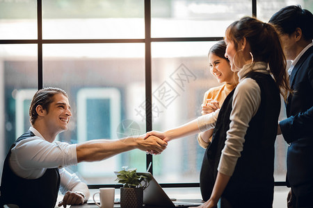 快乐的多样化商业界人士组织握手求爱伙伴关系或团队工作概念咖啡店人们制造合伙高清图片素材
