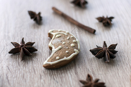 圣诞节装饰以木桌制月亮形状作的圣诞自姜饼干装饰品图片