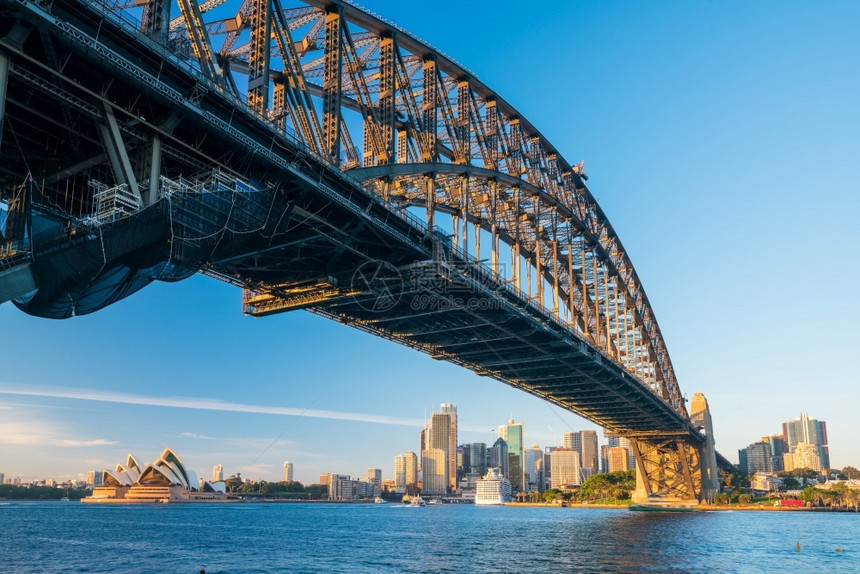 悉尼市中心的天际线与澳大利亚的蓝天游客威尔士水图片