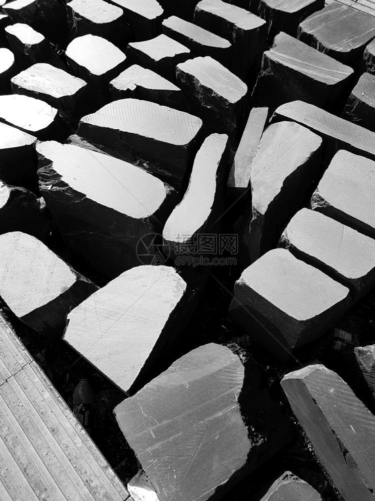 在一条城市行人街道上丢石头形成黑白对比光的图案黑色和白英国建筑学阴影图片