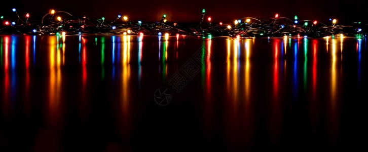 散焦快乐的模糊圣诞树彩色灯光的圣诞节背景xmas纹理图片