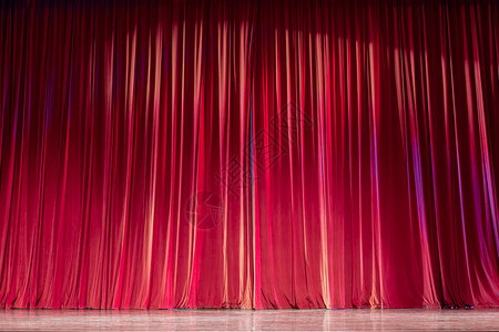 红色的质地戏剧窗帘和院的木制舞台图片