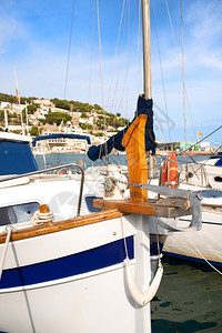 西班牙Estartit西班牙的帆船和其他游艇停泊港休闲的镇海图片