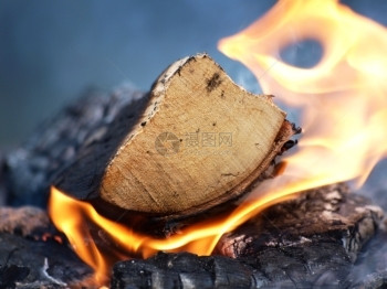 红色的贝图姆发光BonfireA木头燃烧火焰和烟雾在营上图片