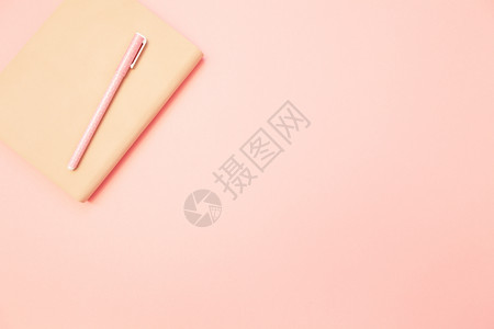 笔记本米色日粉笔在柔和的千禧粉纸背景上概念博客顶视图平躺女博客生活方式复制空间的最小风格模板写博客螺旋背景图片