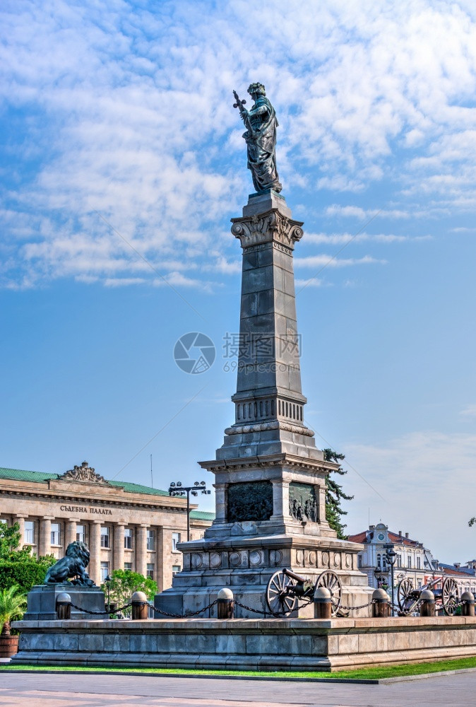 保加利亚鲁塞072619保加利亚鲁塞市的自由纪念碑在阳光明媚的夏日保加利亚鲁塞市的自由纪念碑多瑙河屋图片