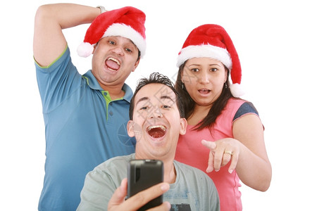 年轻朋友对带圣诞帽子的手机大吃一惊人们假日信心图片