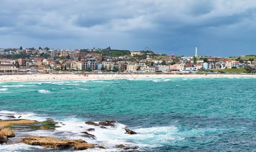 邦迪城市木板Bondi海滩岸线澳洲悉尼多云的一天图片