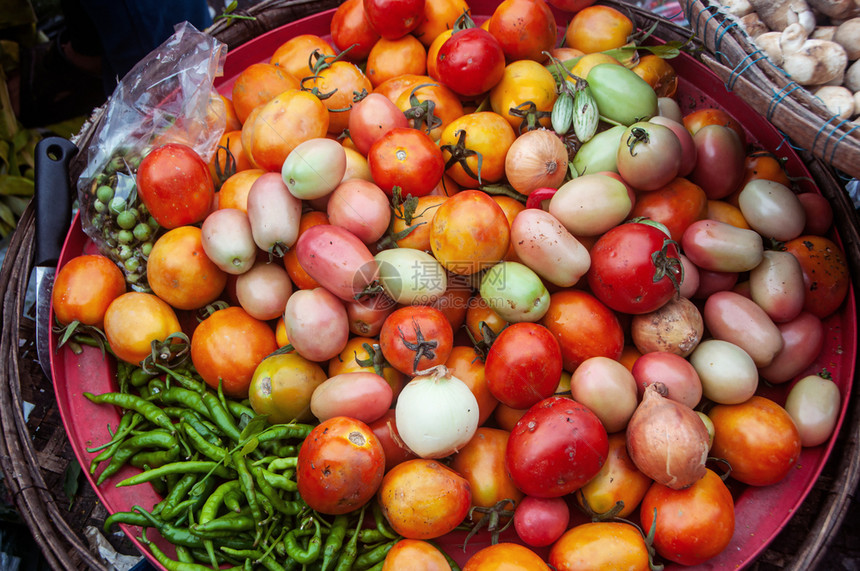 收成生的莴苣市场上各种新鲜有机蔬菜番茄辣椒和洋葱图片