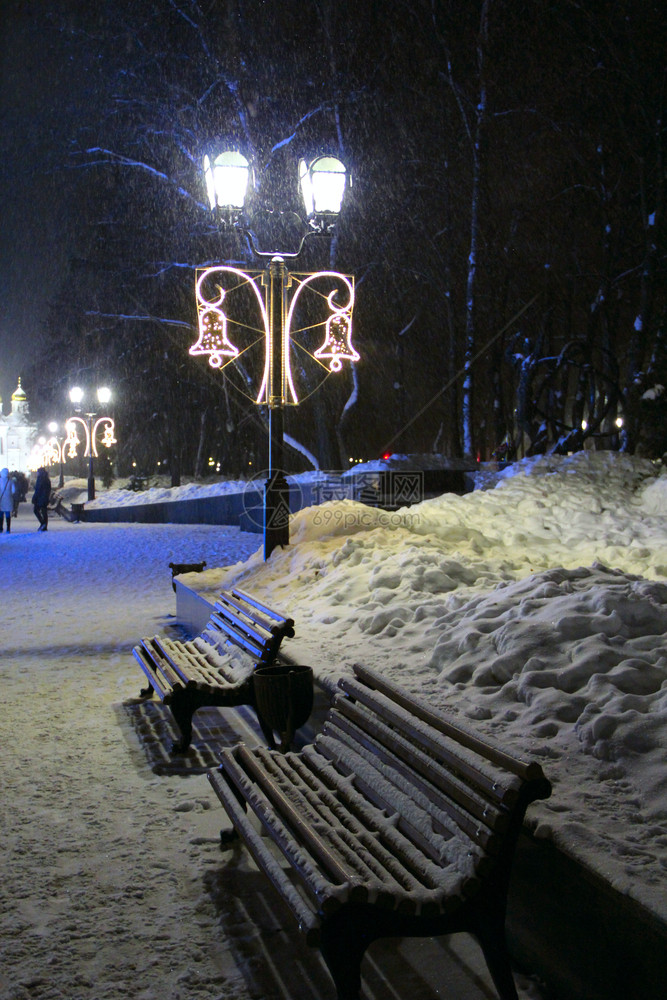 空的在城市公园雪覆盖中铺设小便池配有美丽的圣诞灯笼和雪地漂浮器在新年节日期间城市公园中安装新年假期间在城市公园中安装白板配有美丽图片