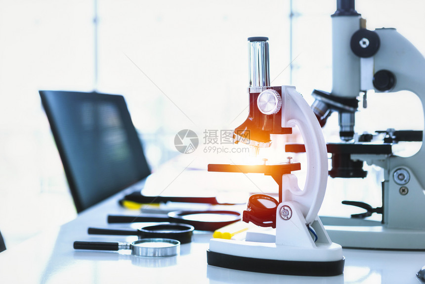 医生实验室背景研究和科学概念中带有实验室玻璃器件的显微镜和试验管以及实室玻璃器件药店物图片