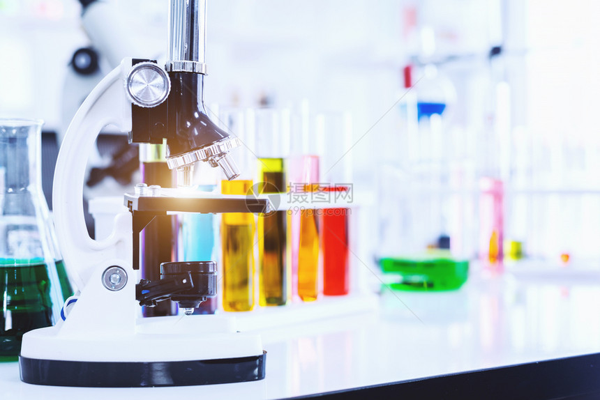 药物教育镜片实验室背景研究和科学概念中带有实验室玻璃器件的显微镜和试验管以及实室玻璃器件图片