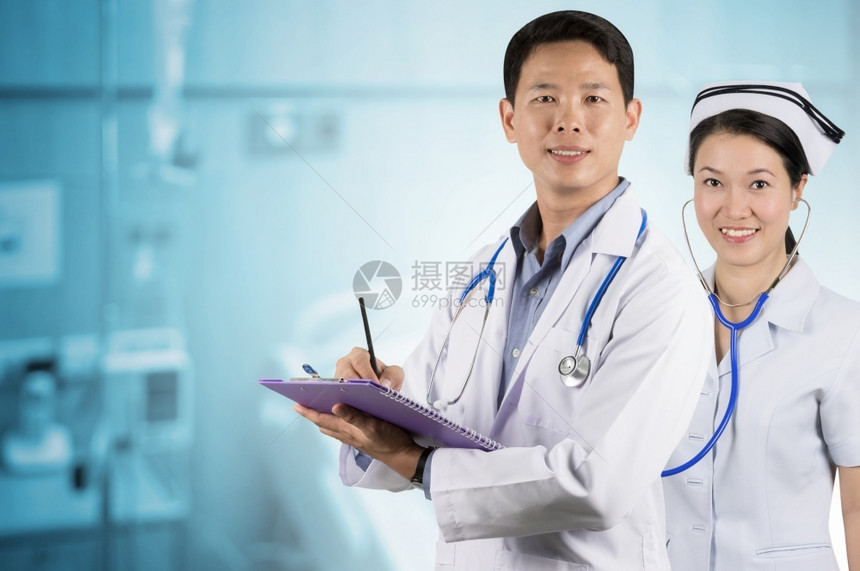 专业的亚洲医生在病人室后面有助听器的亚洲医生背景模糊的亚洲医生人听力图片