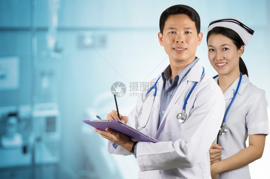 亚洲医生在病人室后面有助听器的亚洲医生背景模糊的亚洲医生一般肖像关心图片