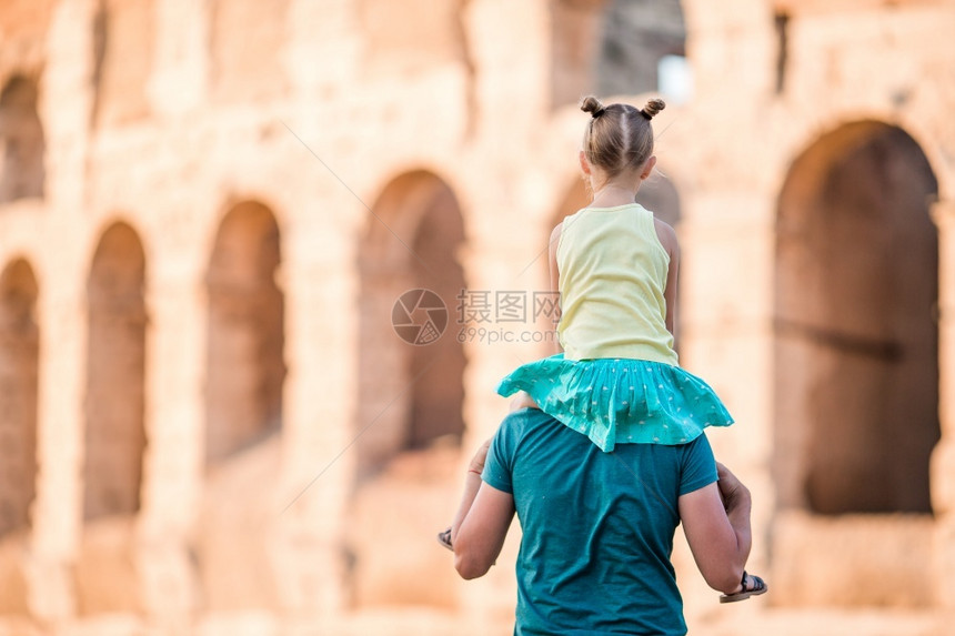 历史著名的Colosseum罗马意大利在欧洲著名地方的家族肖像年轻父亲和小女孩背景Colosseum意大利罗马自画像图片
