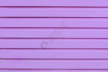 粉色木板壁的全框图Bink彩色木板壁外部的蓝色木制背景图片