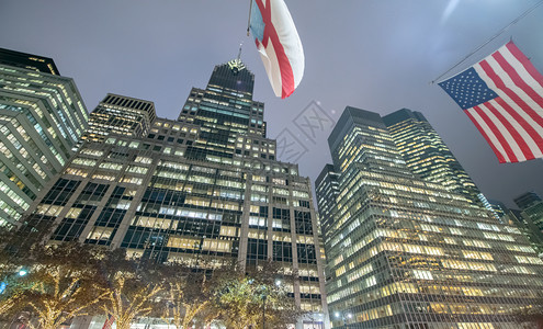 纽约市曼哈顿大楼夜景图纽约曼哈顿移动正面发光的城市景观高清图片素材
