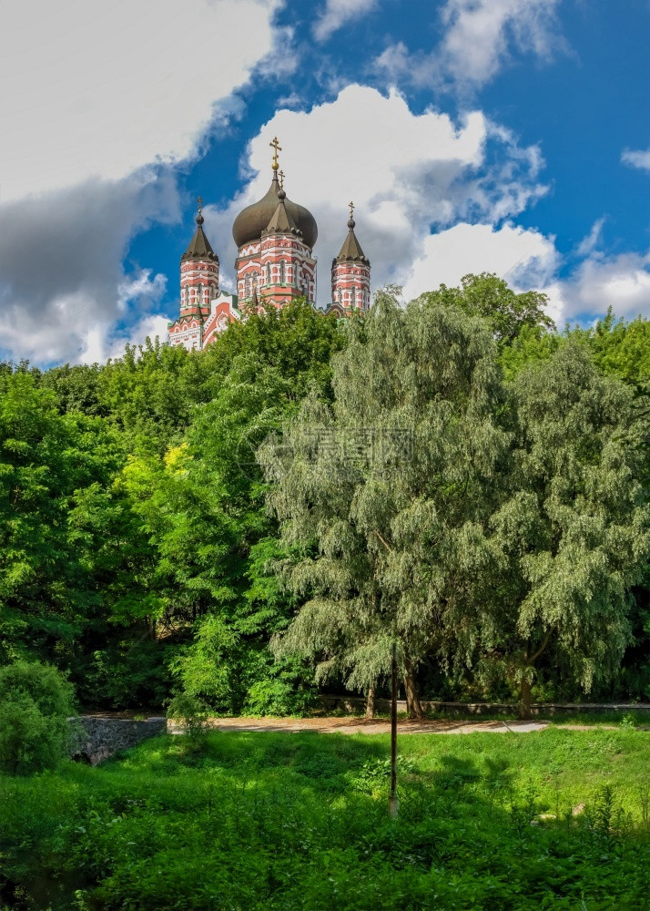 长椅树湖乌克兰基辅Feofaniia公园和乌克兰基辅圣潘泰莱蒙大教堂在乌克兰基辅的Feofania公园阳光明媚的暑假日举行图片