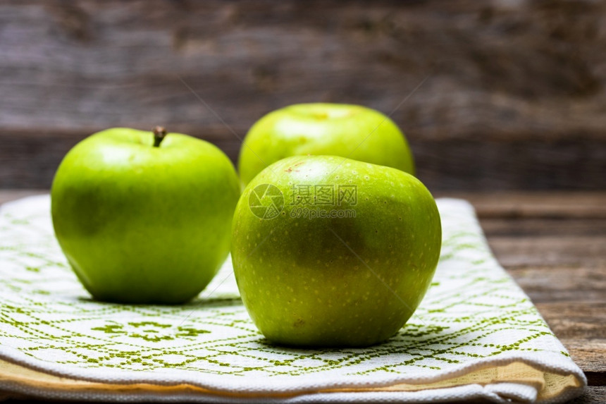 木制桌上的成熟绿苹果详情自然桌子充满活力图片