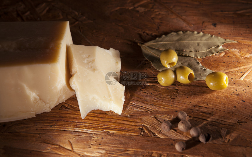 干酪和绿橄榄以及其他香料起动机木制的调味品图片