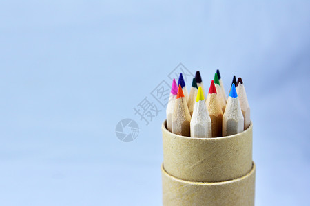 浅蓝色背景里的彩色铅笔背景图片