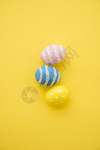 快乐的白色三个彩东边鸡蛋黄桌蓝色的背景图片