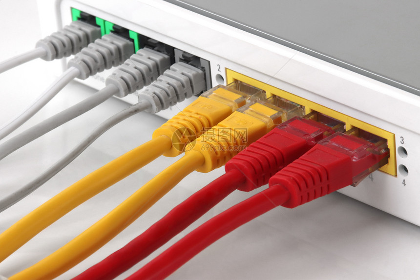 插头白色的无线调制解器路由与有电缆连接的Eepernet网络枢纽连接器图片