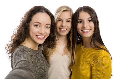 自信的漂亮三个美丽少女笑着微演唱室肖像自拍图片