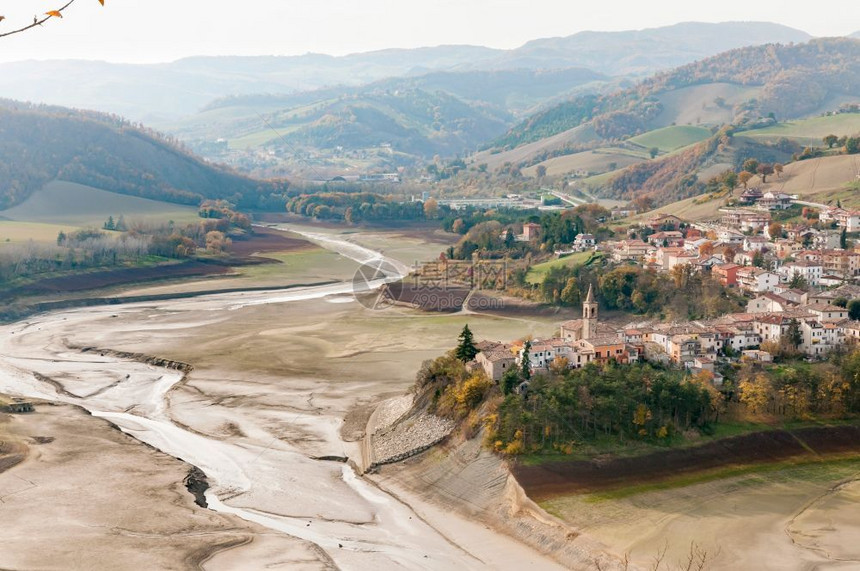 落下丘陵秋天干燥的萨苏科索尔瓦罗湖和默卡塔莱镇从意大利欧洲马奇市萨索科尔瓦罗高地Sassocorvaro看到图片