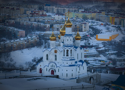 镇俄罗斯堪察加彼得巴甫洛夫斯克教堂景观会叉图片